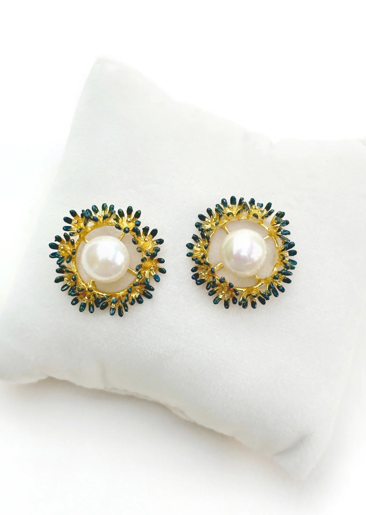 Blooming Wreath Pearl Studs - Forget-me-not blue