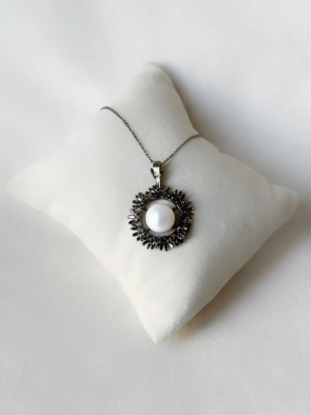 Blooming Wreath Pendant - Black