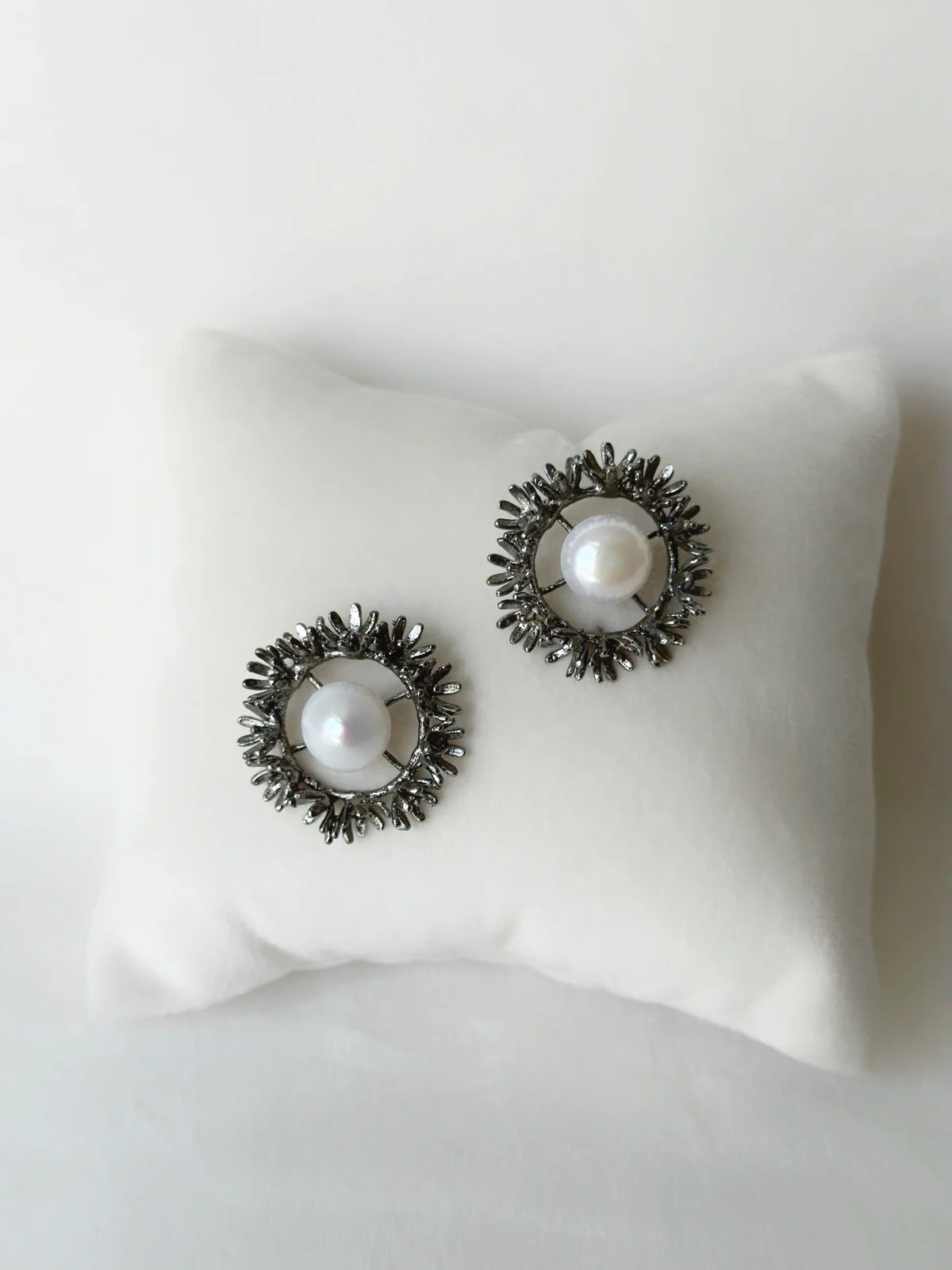 Blooming Wreath Pearl Studs - Meteorite Black