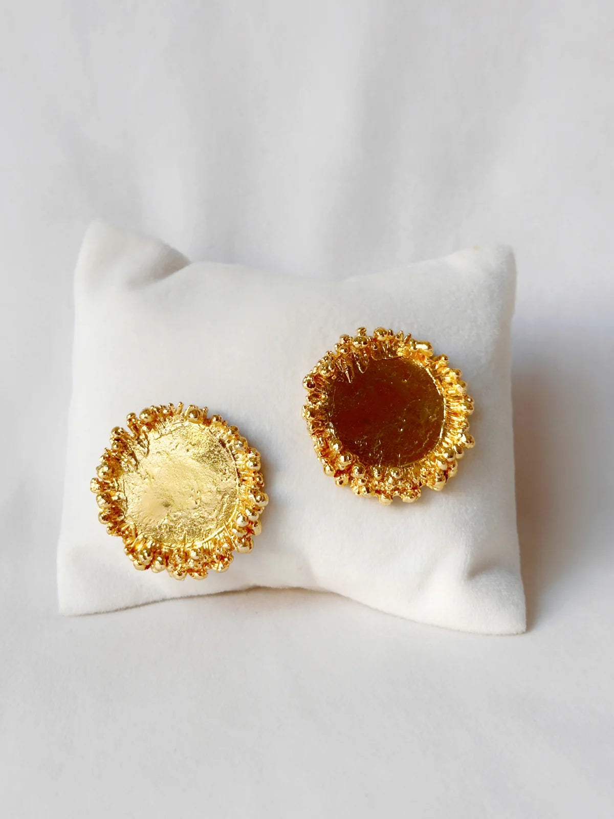 Bubbly crater studs Gold
